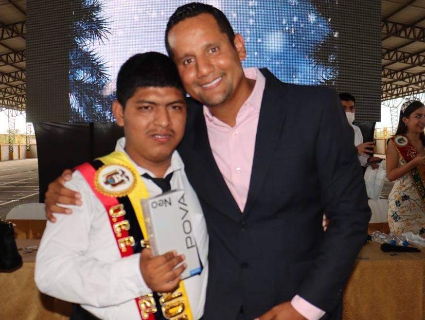 Alcalde Larry Vite entrega herramientas tecnológicas a 46 abanderados del pabellón nacional de colegios de Santa Rosa  y 123 cámaras de seguridad