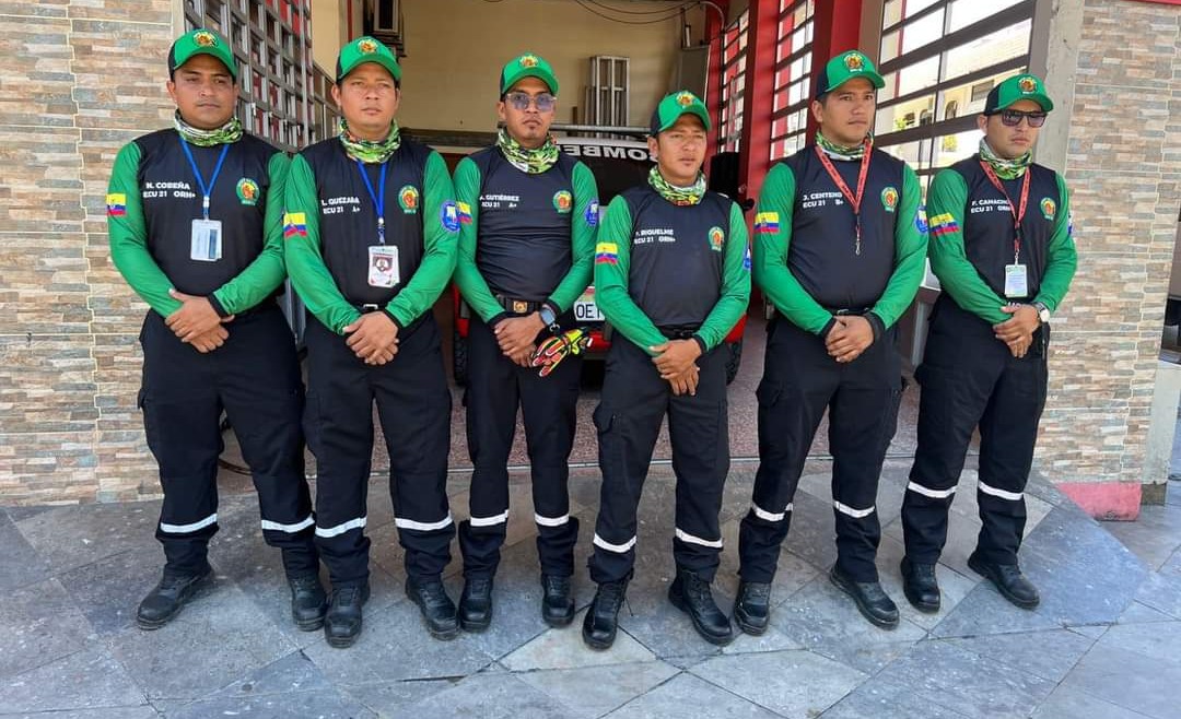 Una delegación de bomberos de Santa Rosa se desplazaron para apoyar emergencia en Alausí