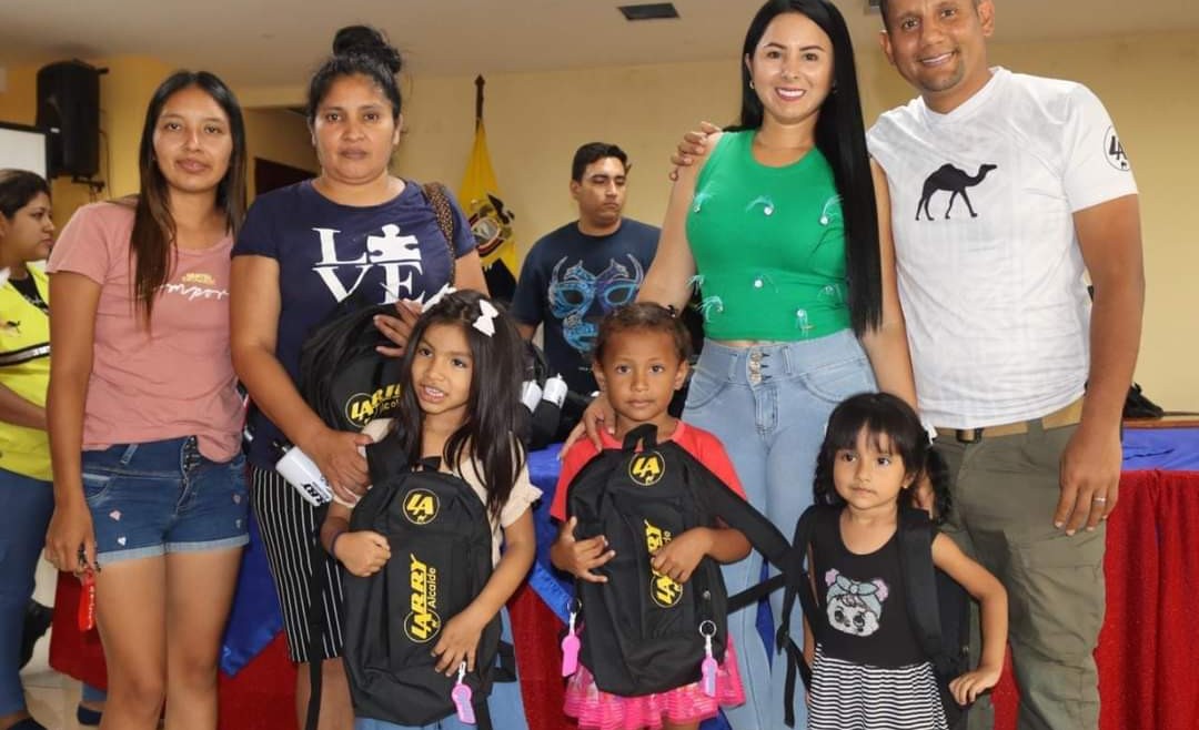 Alcalde Larry Vite inicia la entrega de 1633 mochilas a niñas, niños y adolescentes de Santa Rosa