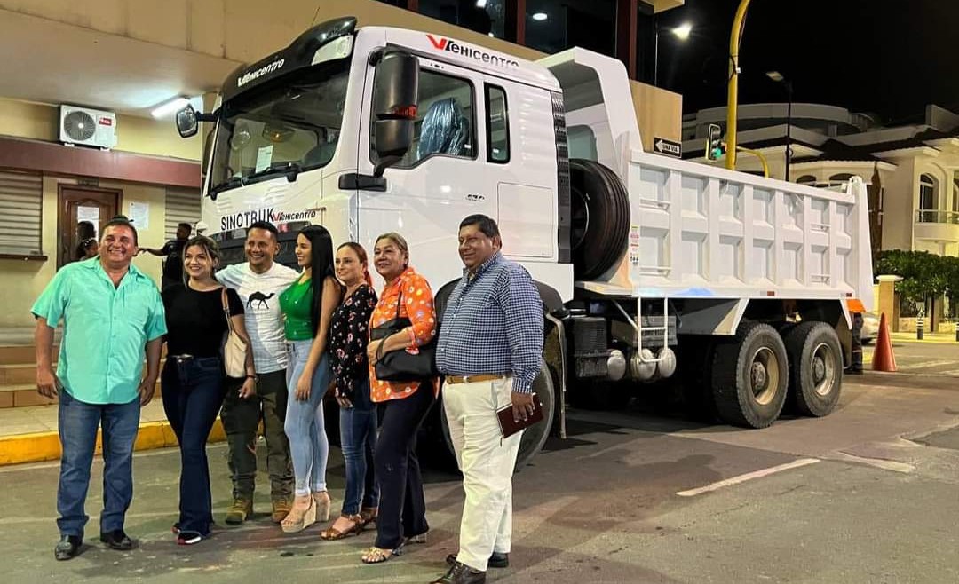 Alcalde Larry Vite entrega tercera volqueta para reforzar equipo caminero de Santa Rosa