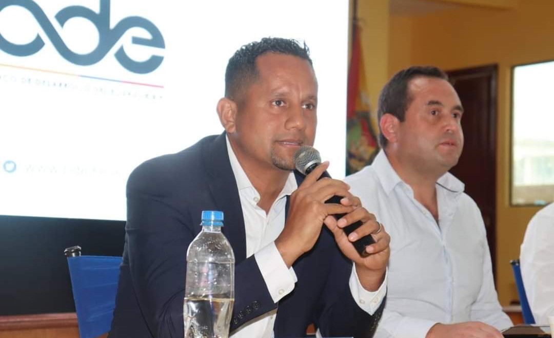 Presidente provincial de AME El Oro Larry Vite preside mesa de trabajo con alcaldes y gerente del BDE