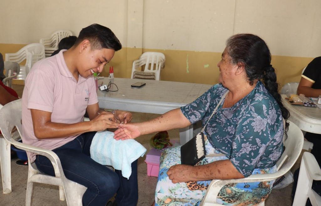 Adultos mayores se beneficiaron de brigadas de belleza gratuitas por parte de la Escuela Bellalis