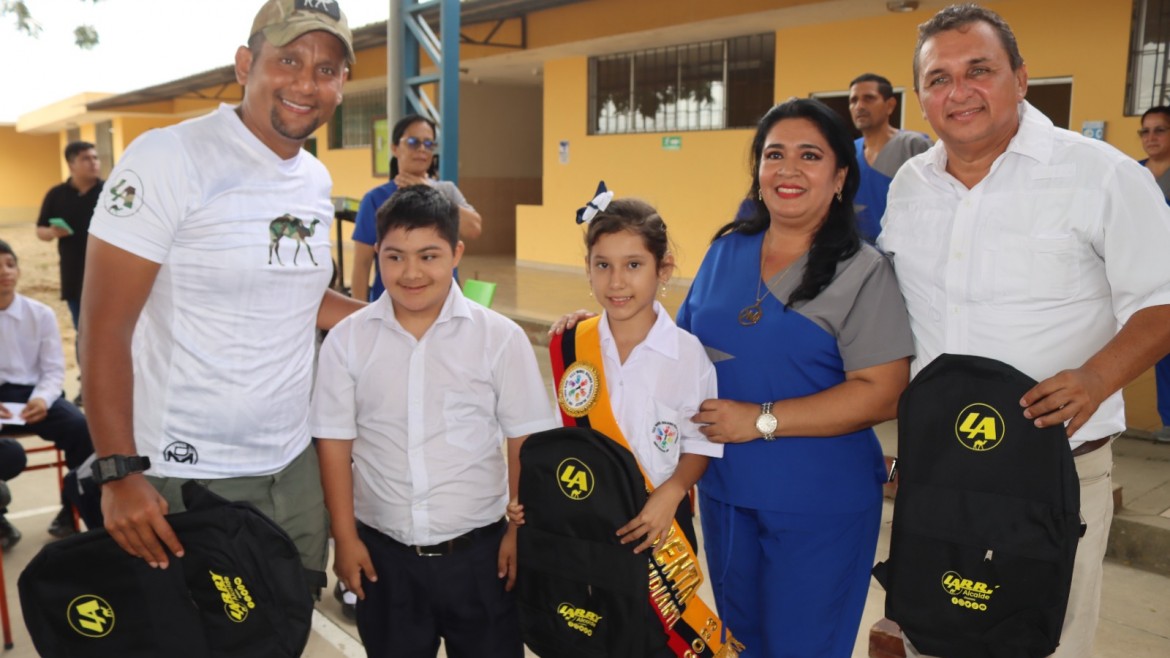Alcalde Larry Vite entrega mochilas estudiantes de la Esc. Especializada Manuel Benjamín Pesantes Valarezo