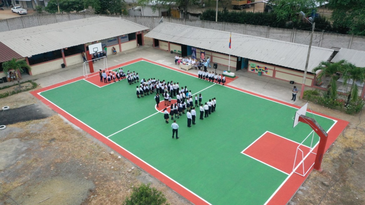 Alcalde Larry Vite entrega cancha de uso múltiple a estudiantes de la Esc. Rabindranath Tagore