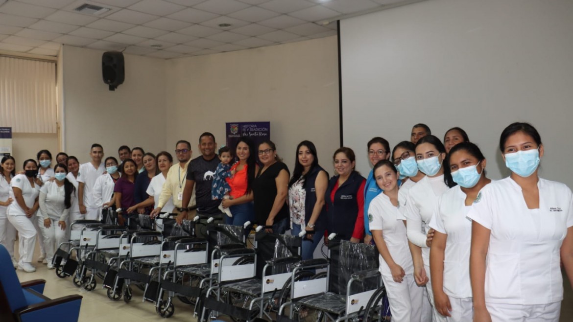 Alcalde Larry Vite entrega sillas de ruedas al Hospital Gineco Obstétrico “Angela Loayza Ollague”