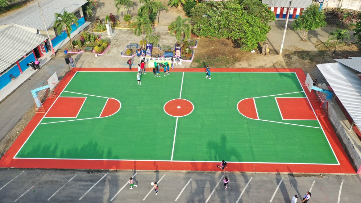 Parroquia Jumón: alcalde Larry Vite inaugura cancha de uso múltiple en Esc. Simón Bolívar