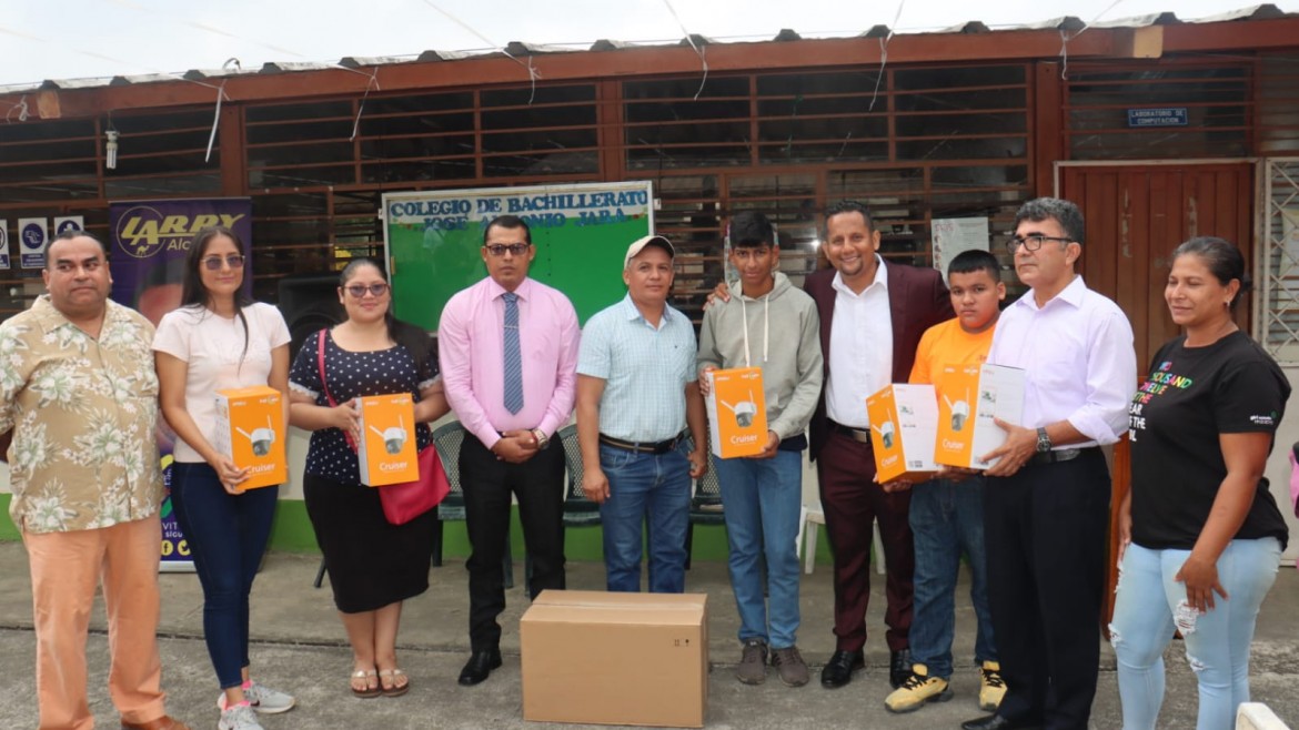 Alcalde Larry Vite entrega cámaras de videovigilancia al Colegio de Bachillerato José Antonio Jara