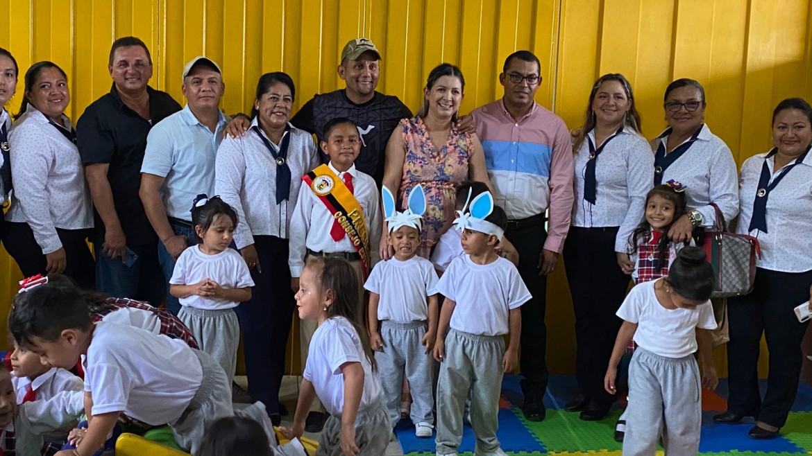 Alcalde Larry Vite y comunidad estudiantil de la Esc. 13 de Abril inauguran el aula lúdica motriz «Ing. Glenda Imaicela»