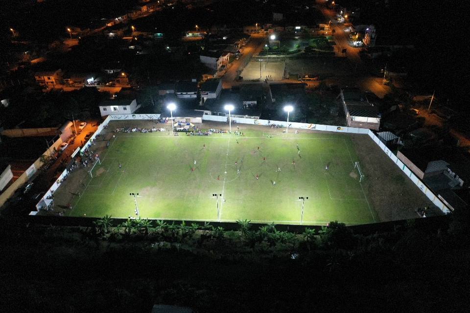 Alcalde Larry Vite inaugura luminarias del Estadio del sitio Río Negro, parroquia La Victoria