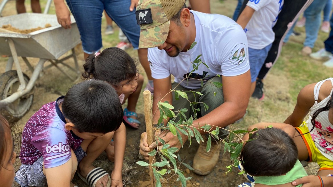 Municipio de Santa Rosa reforesta con 60 árboles de olivos negros y guayacanes Plan Habitacional «Casa para Todos»