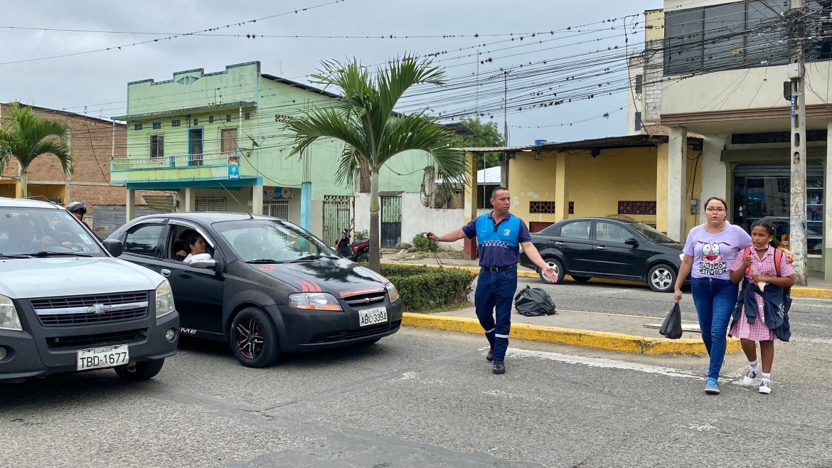 Santa Rosa: agentes de control municipal realizan control de tránsito en los exteriores de instituciones educativas