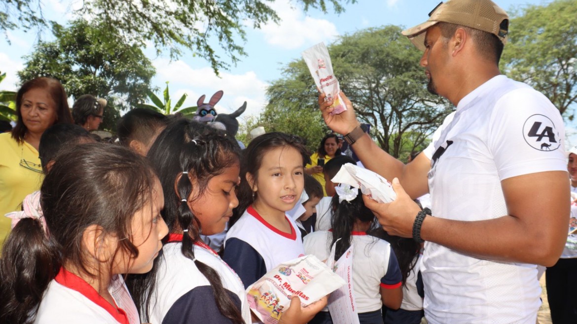 Colgate y alcalde Larry Vite entregan 2000 kits de aseo bucal a estudiantes de cuatro planteles educativos de Santa Rosa