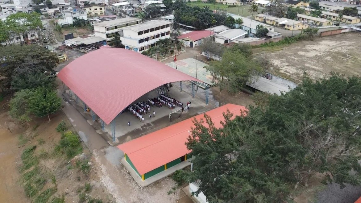 Alcalde Larry Vite entrega dos cubiertas a Colegio Jambelí y Zoila Ugarte de Landívar