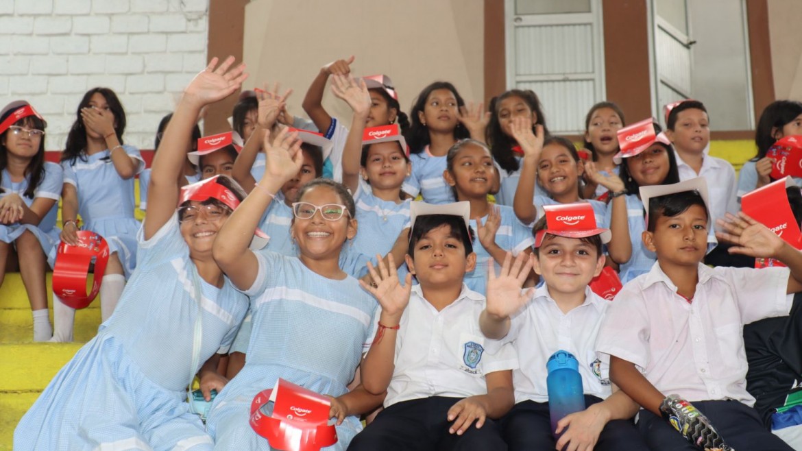 Se realizó la segunda entrega de 500 Kits de aseo bucal, por parte de la empresa Colgate y el alcalde Larry Vite a estudiantes de diez instituciones educativas del cantón Santa Rosa