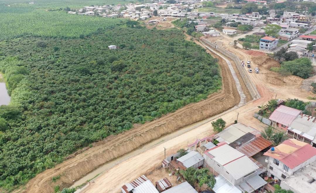 Alcalde Larry Vite y coordinador Zonal 7 de Gestión de Riesgos recorren obra de muro de gaviones y hormigón armado para control de inundaciones en sectores bajos de la ciudad