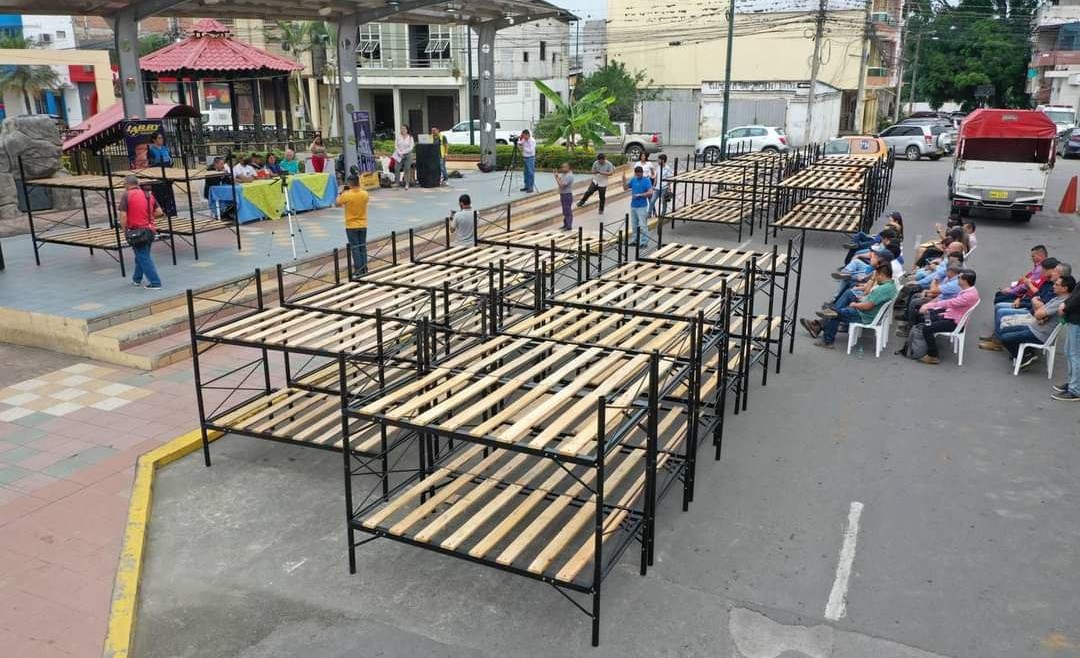 Presidente de AME El Oro, Larry Vite, entrega  350 camas para albergues en 10 municipios de El Oro