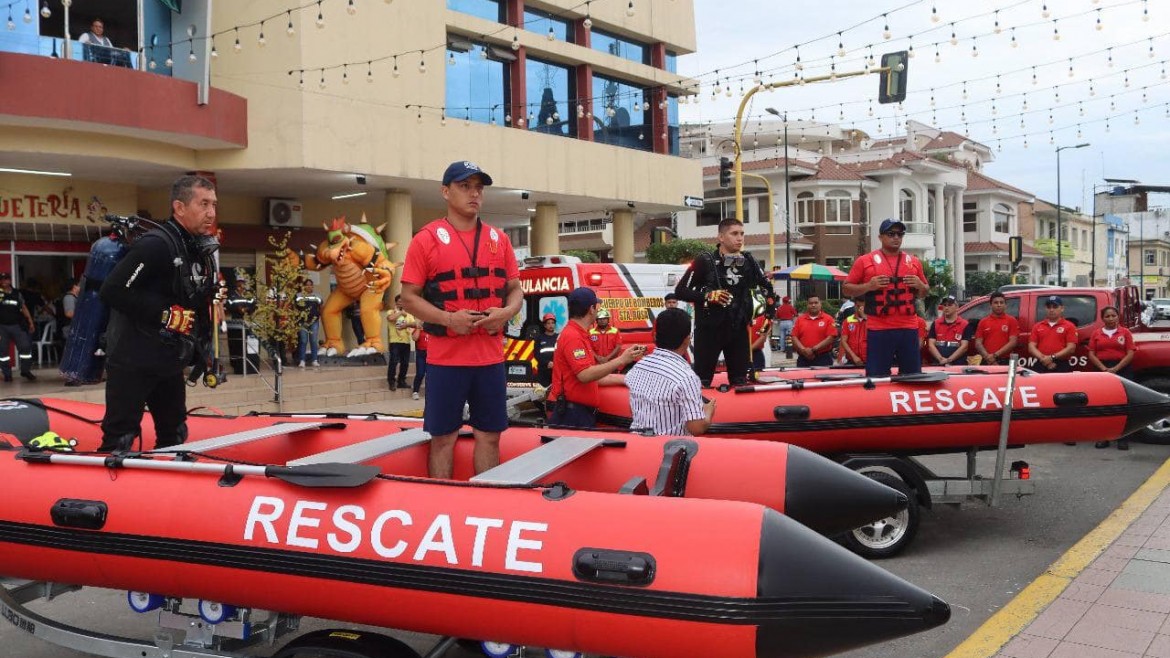 Alcalde Larry Vite entrega en comodato dos botes de rescate al Cuerpo de Bomberos de Santa Rosa