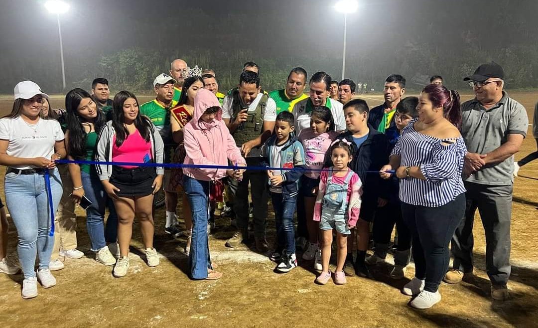 En Torata: alcalde Larry Vite inaugura iluminación de escenario deportivo del Colegio Lcdo. Fausto Molina Molina