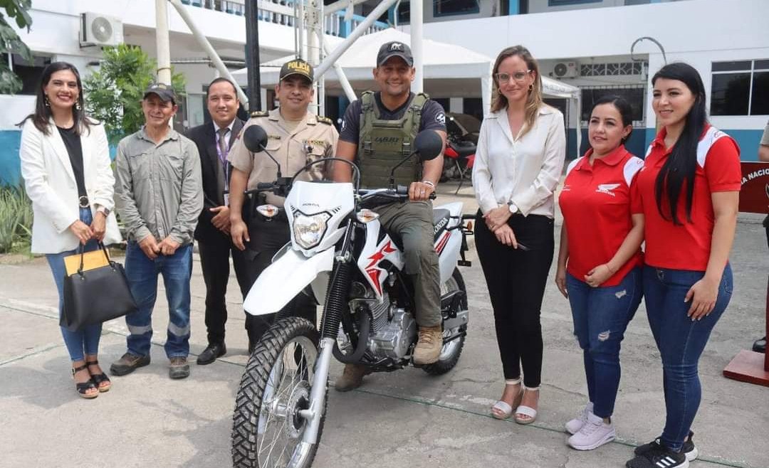 Alcalde Larry Vite entrega quinta motocicleta a la Policía Nacional