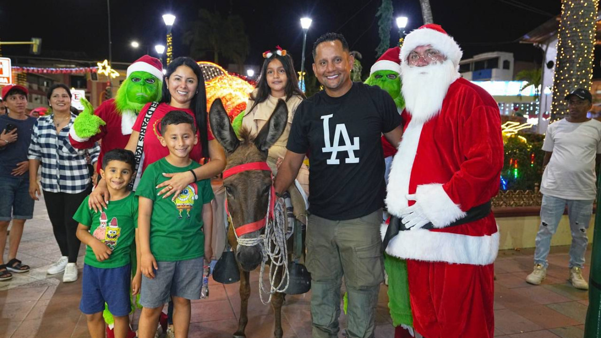 Santa Rosa presenta la mejor zona navideña del Ecuador: alcalde Larry Vite encenderá los árboles gigantes