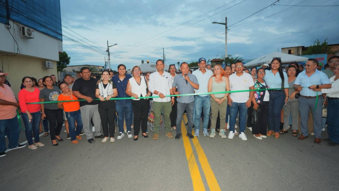 Alcalde Larry Vite inauguró asfaltado en la Av. Manuelita Sáenz