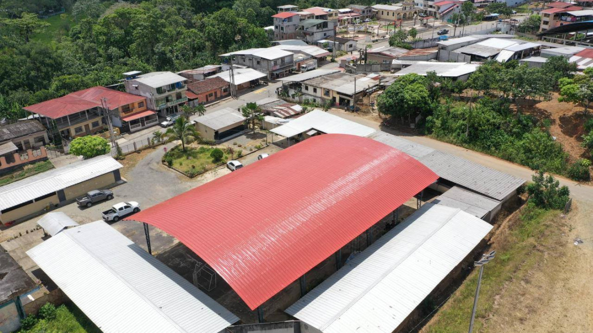 Larry Vite fortalece la educación con la construcción de 18 cubiertas tipo coliseo en el cantón Santa Rosa