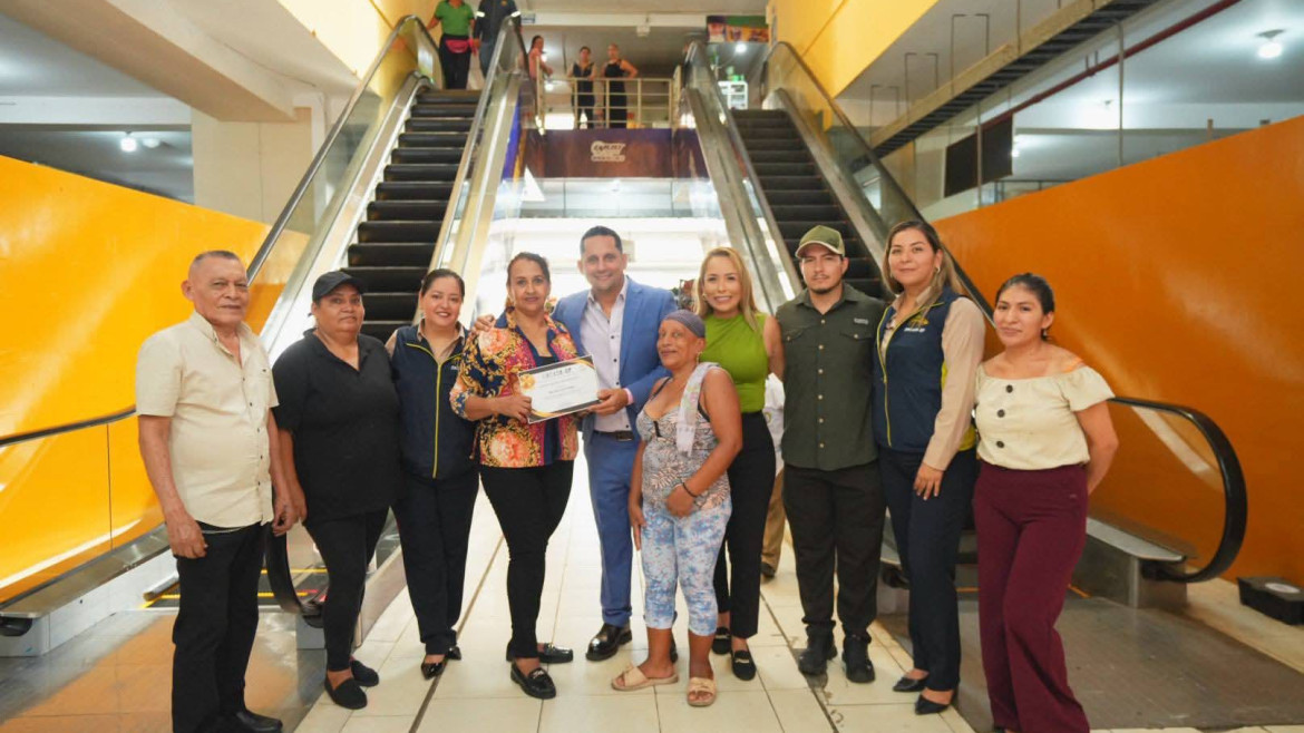 Larry Vite fortalece la modernización del Mercado Tipo Centro Comercial con nueva escalera eléctrica