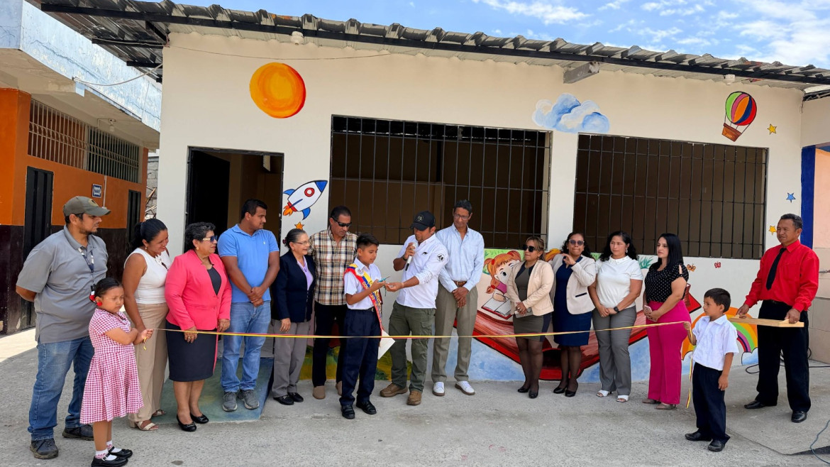 Alcalde Larry Vite entrega aula a la escuela Ciudad de Santa Rosa en el marco de la conmemoración de sus 61 años de vida institucional